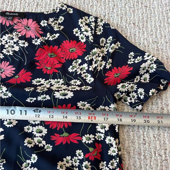 MADEWELL WOMEN'S NAVY HILLSIDE DAISIES SHORT SLEEVE NOVEL TIE-FRONT TOP - Picture 10 of 11